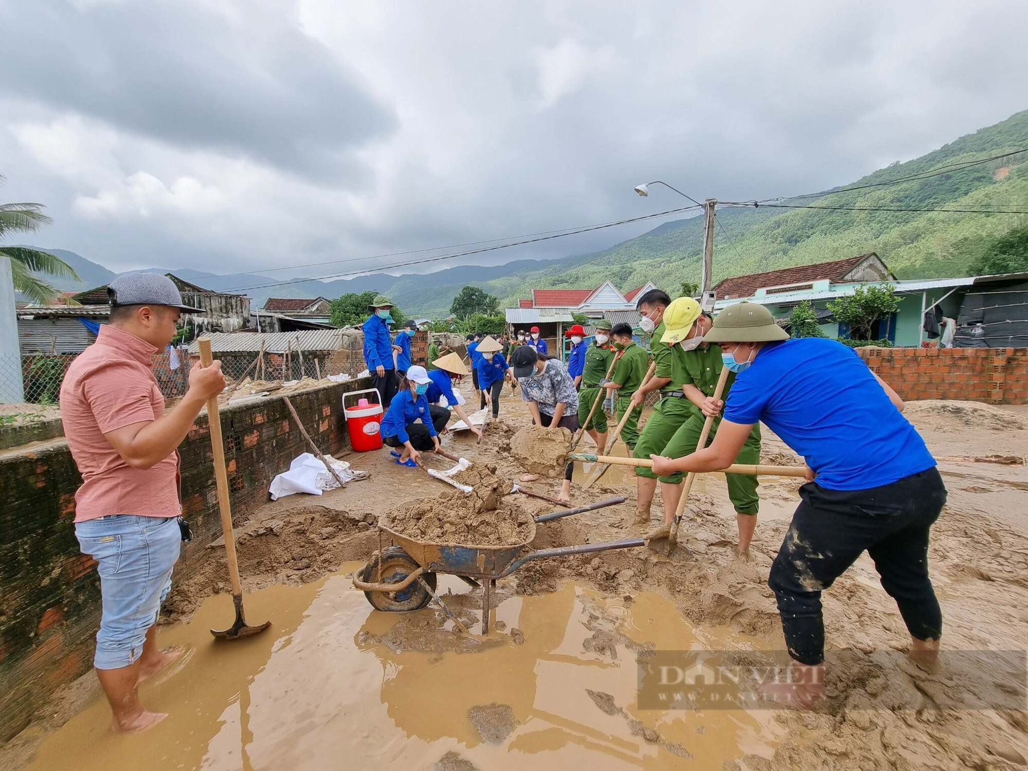 'Áo xanh' lấm lem bùn đất giúp dân sau vụ sạt lở núi Cấm kinh hoàng  - Ảnh 4.