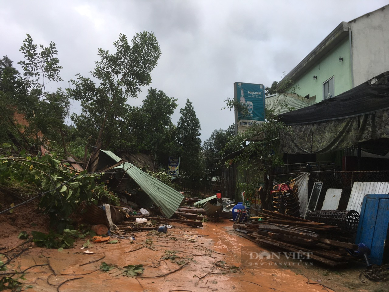 PC Quảng Nam kịp thời xử lý sự cố sạt lở do mưa lớn kéo dài - Ảnh 3.