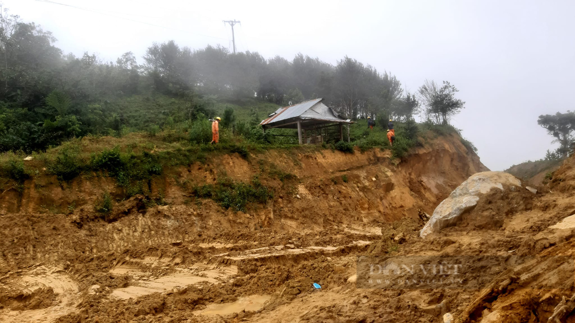 PC Quảng Nam kịp thời xử lý sự cố sạt lở do mưa lớn kéo dài - Ảnh 4.