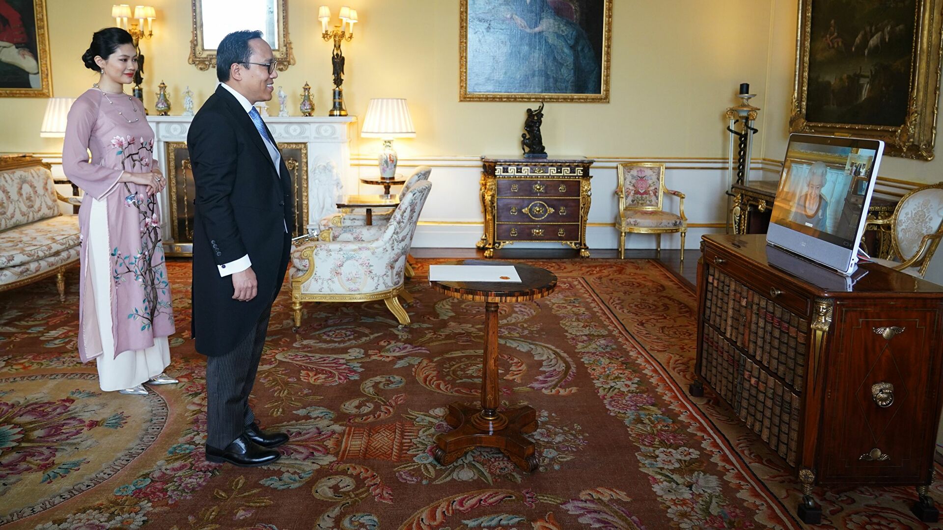 Nữ hoàng Anh Elizabeth II dự buổi tiếp kiến trực tuyến với Đại sứ Việt Nam - Ảnh 1.