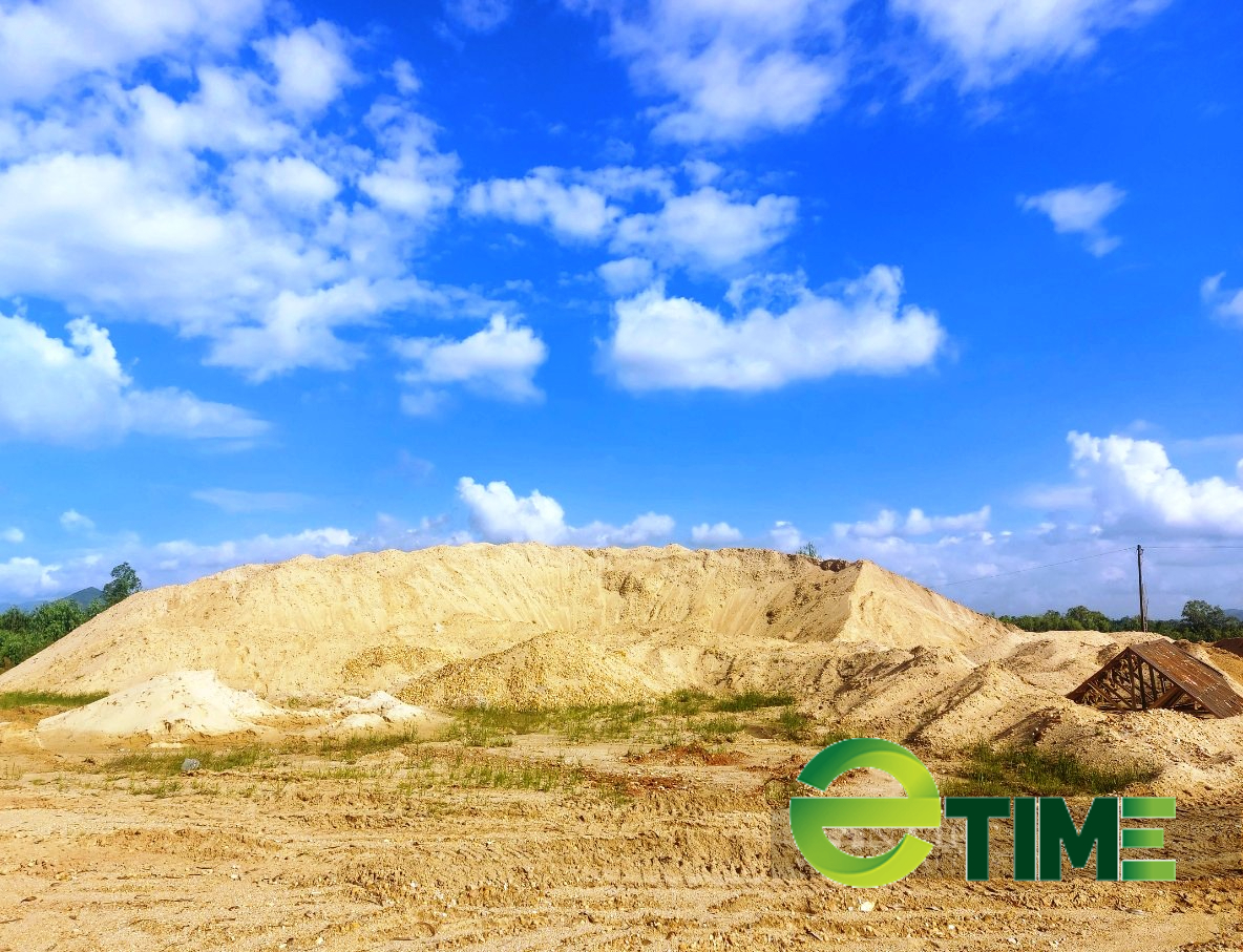 Xử phạt bãi tập kết cát ‘khủng’ không phép trên đất công ở Bình Định - Ảnh 1.
