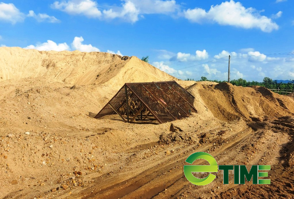 Xử phạt bãi tập kết cát ‘khủng’ không phép trên đất công ở Bình Định - Ảnh 2.