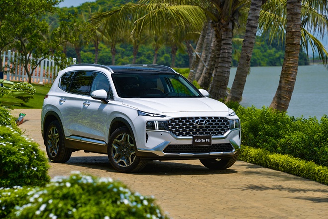 Giá xe Hyundai Santa Fe lăn bánh tháng 11/2021, xe hot rục rịch tăng giá - Ảnh 2.