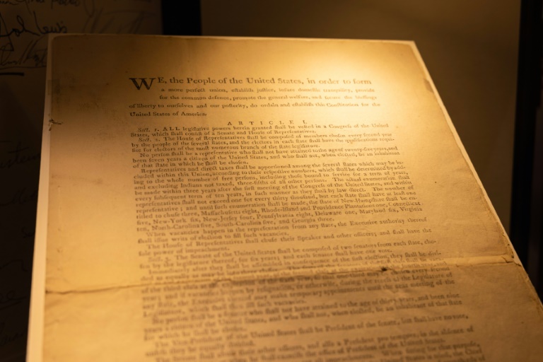 Bản sao cực hiếm của Hiến pháp Mỹ bán được giá kỷ lục 974 tỷ đồng - Ảnh 1.