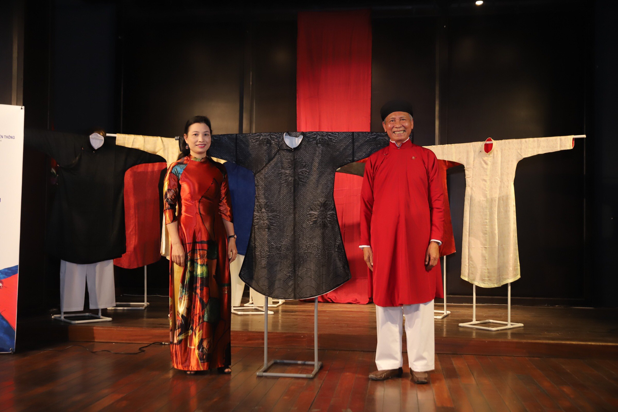 Trao tặng 12 bộ áo dài ngũ thân cho 7 bảo tàng nhân ngày Di sản Việt Nam - Ảnh 4.