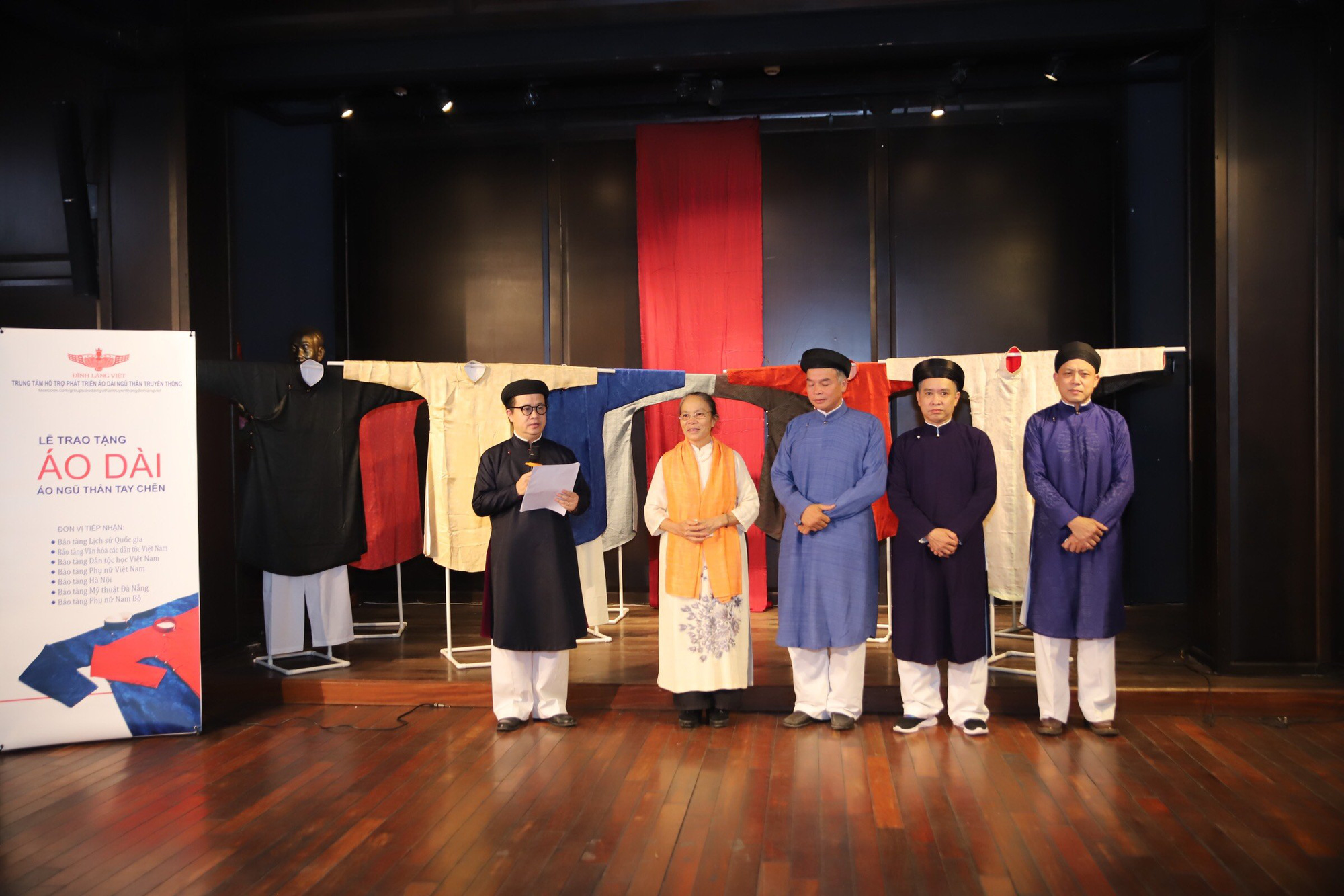 Trao tặng 12 bộ áo dài ngũ thân cho 7 bảo tàng nhân ngày Di sản Việt Nam - Ảnh 1.
