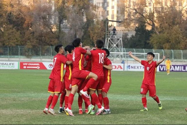 Clip: Hai Long tạt bóng như Beckham, Thanh Minh mở tỉ số cho U23 Việt Nam - Ảnh 1.