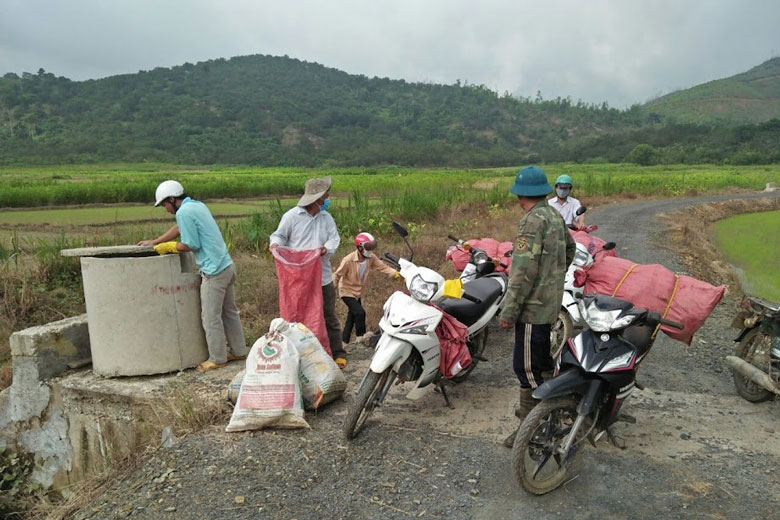 Lâm Đồng: Nông dân biến rác thải thành phân hữu cơ, đường làng thêm xanh, đẹp - Ảnh 4.