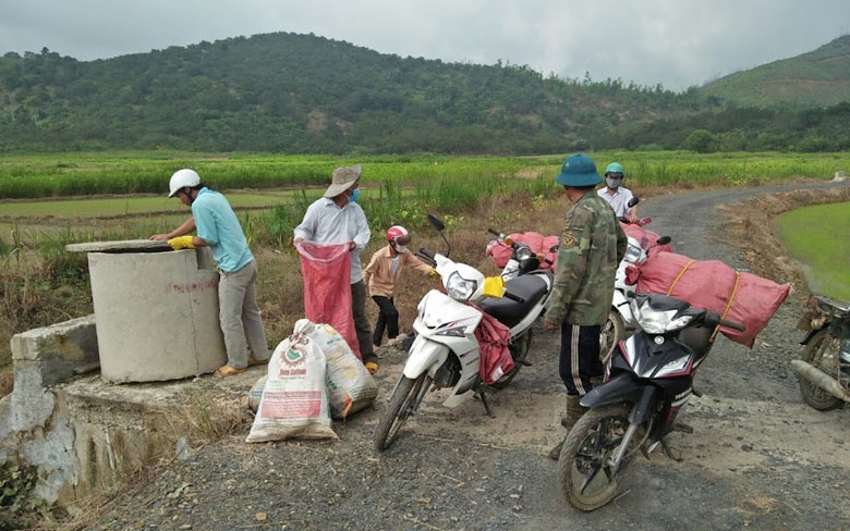 Lâm Đồng: Nông dân biến rác thải thành phân hữu cơ, đường làng thêm xanh, đẹp