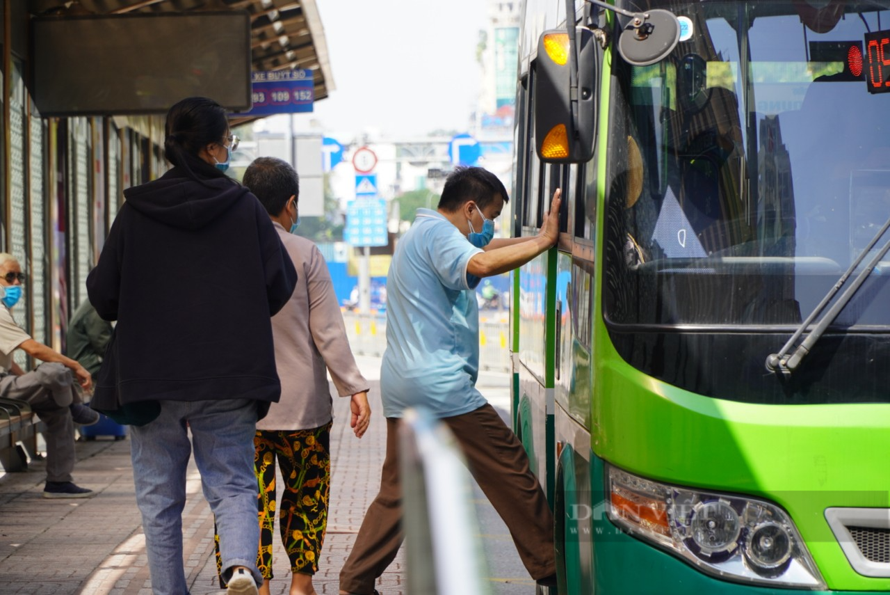 Các tuyến xe buýt ở nội thành TP.HCM chạy lại, mỗi tuyến dài cả chục km chỉ có vài khách  - Ảnh 3.