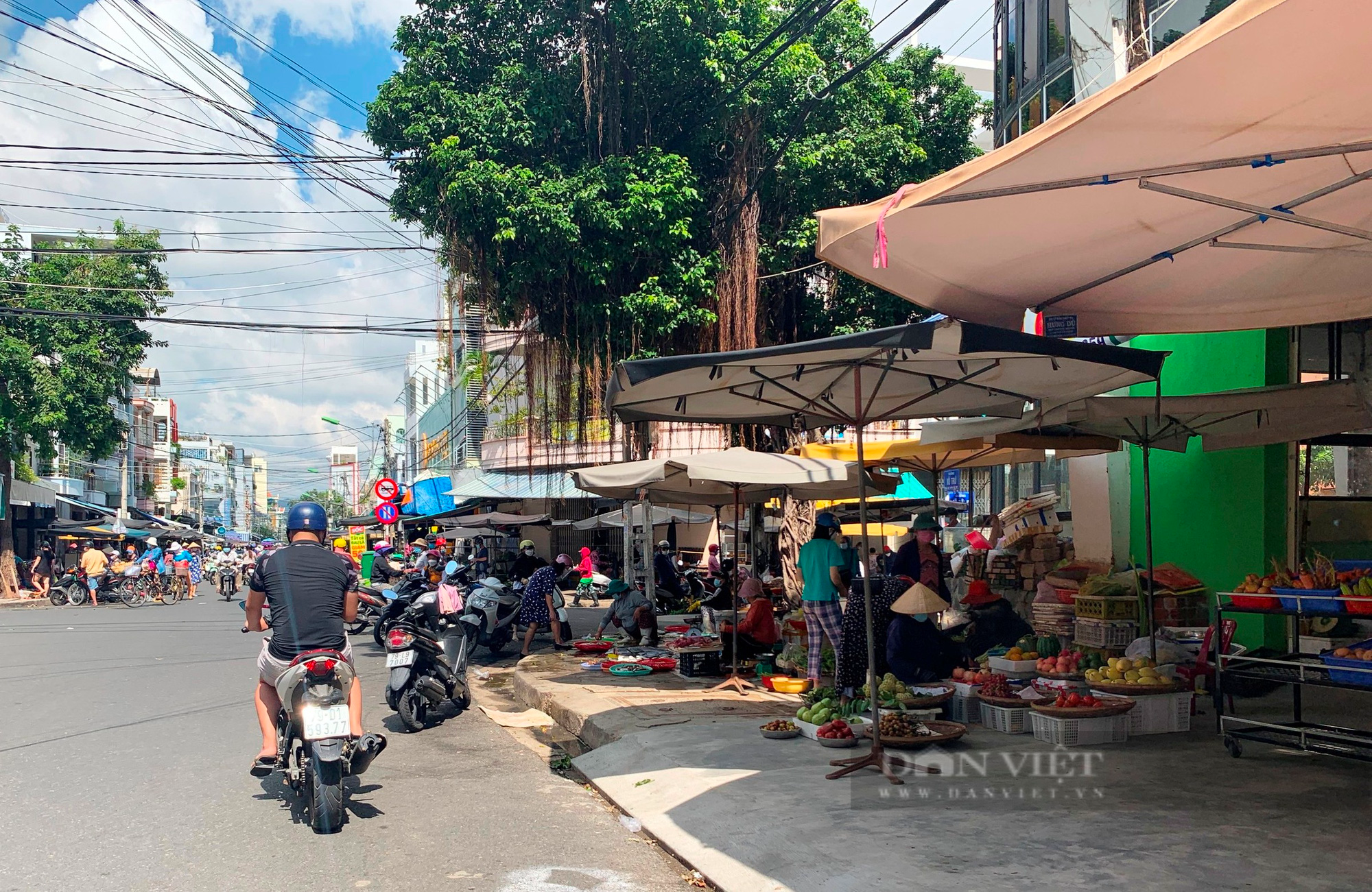 Sau dịch Covid-19: Các chợ ế ẩm, vắng khách đến mua - Ảnh 3.