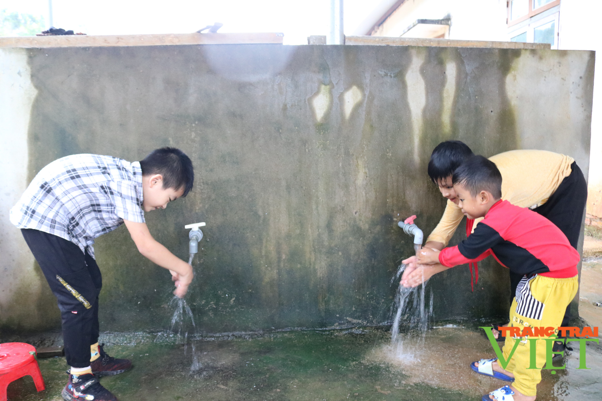 Phù Yên phát huy hiệu quả các công trình nước sạch nông thôn - Ảnh 1.