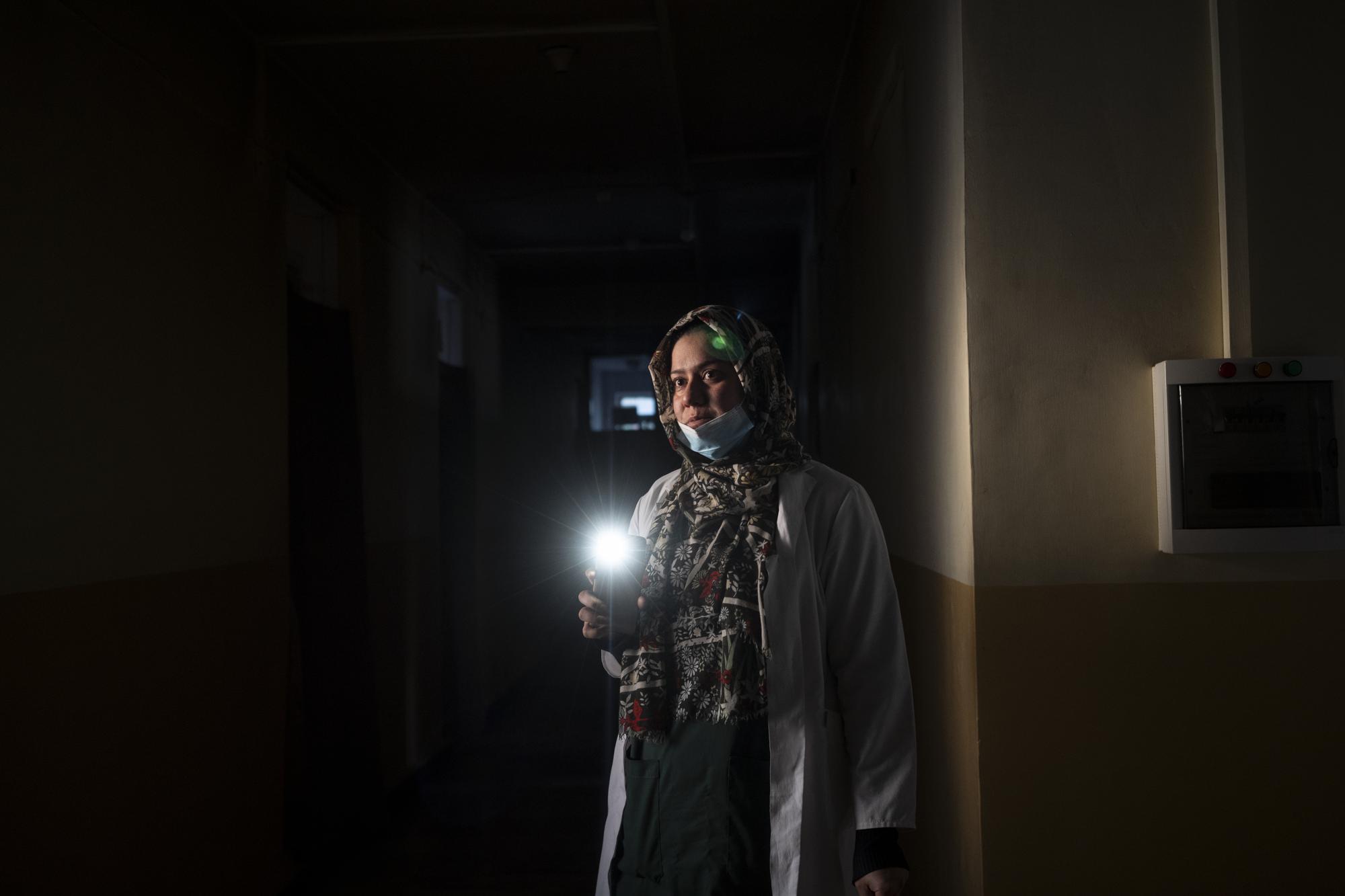 Bác sĩ Afghanistan vật lộn làm việc trong cảnh không lương, không thuốc men dưới thời Taliban  - Ảnh 2.