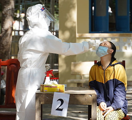 Bình Thuận: Nhiều ca nhiễm Covid ở cộng đồng, các địa phương bị vùng đỏ trở lại - Ảnh 2.