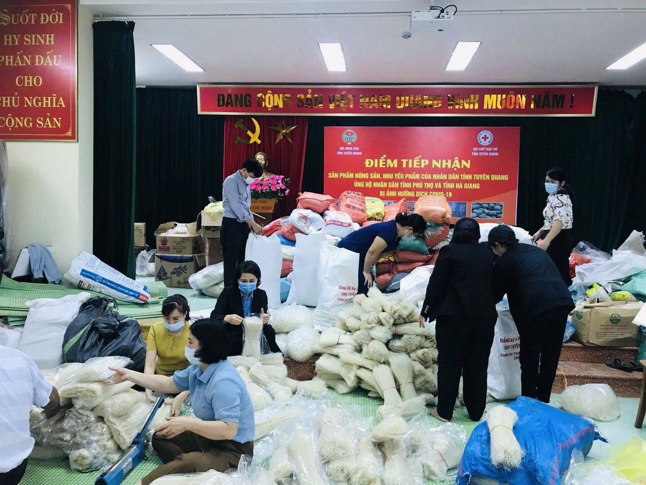 Dịch Covid-19: Nhân dân Tuyên Quang hỗ trợ Hà Giang, Phú Thọ hơn 2 tỷ đồng, nhu yếu phẩm, vật tư y tế chống dịch - Ảnh 3.