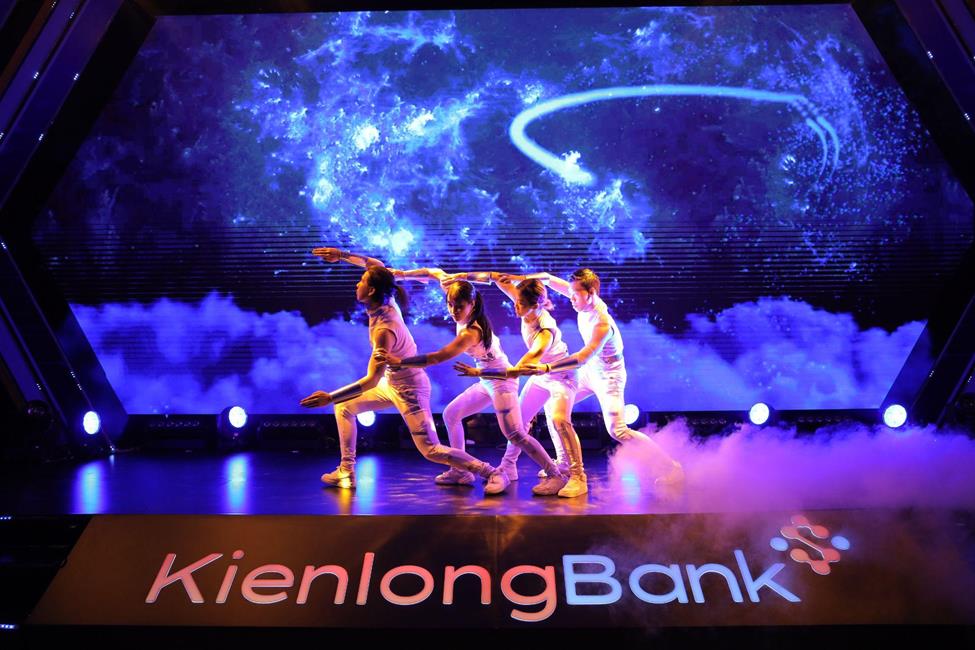 Mãn nhãn với chương trình biểu diễn nghệ thuật tại sự kiện kỷ niệm 26 năm KienlongBank - Ảnh 2.