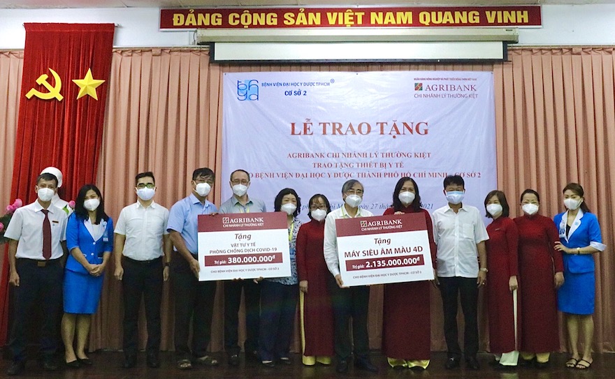 Agribank Chi nhánh Lý Thường Kiệt trao tặng trang thiết bị y tế cho Bệnh viện Đại học Y dược Thành phố Hồ Chí Minh - Ảnh 2.