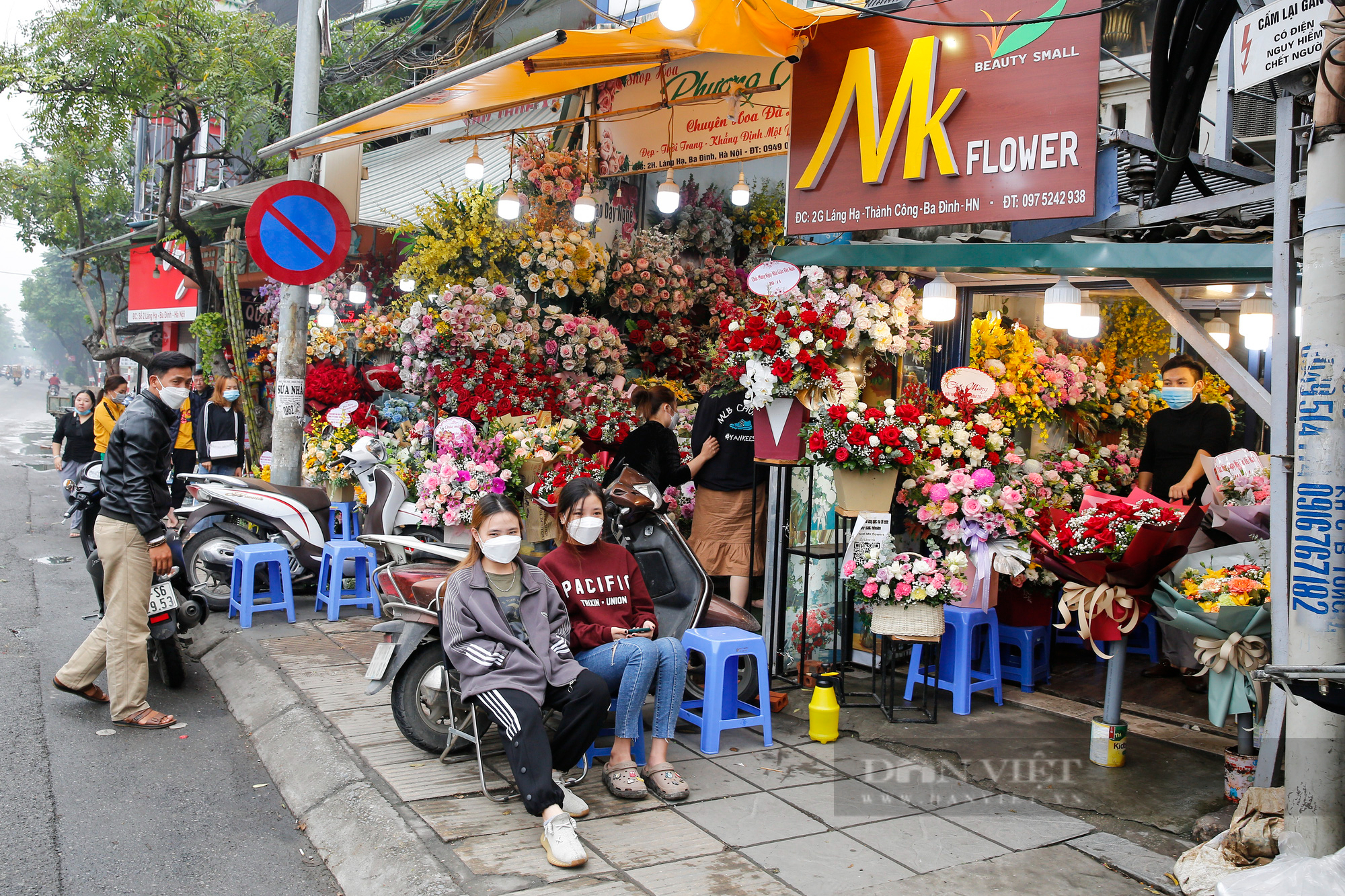 Hoa 20/11 ế ẩm, người bán mỏi mòn ngồi chờ khách mua - Ảnh 9.