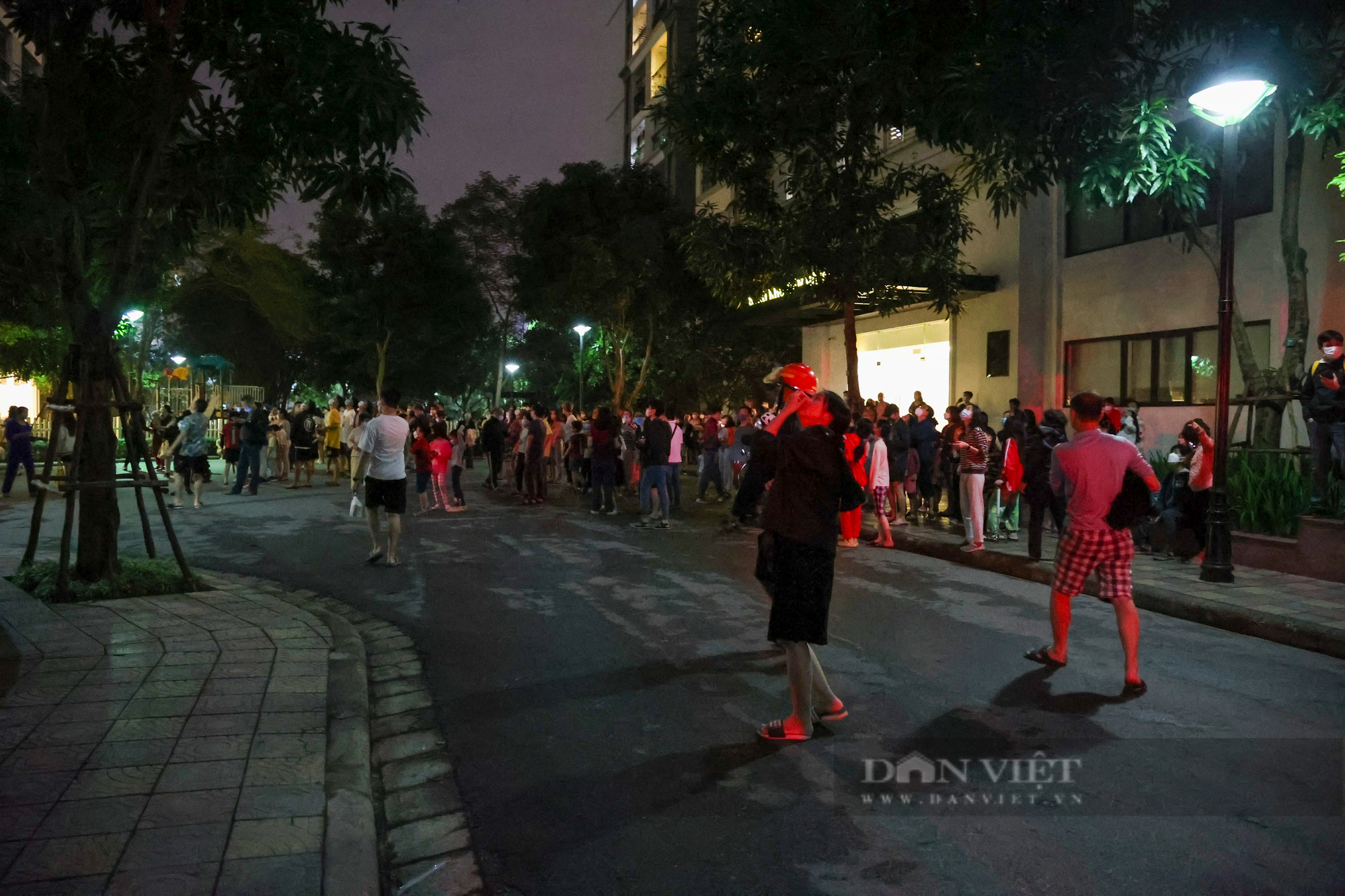Hà Nội: Cháy căn hộ tại tầng 15 Times City, hàng trăm cư dân hoảng hốt tháo chạy trong đêm - Ảnh 8.