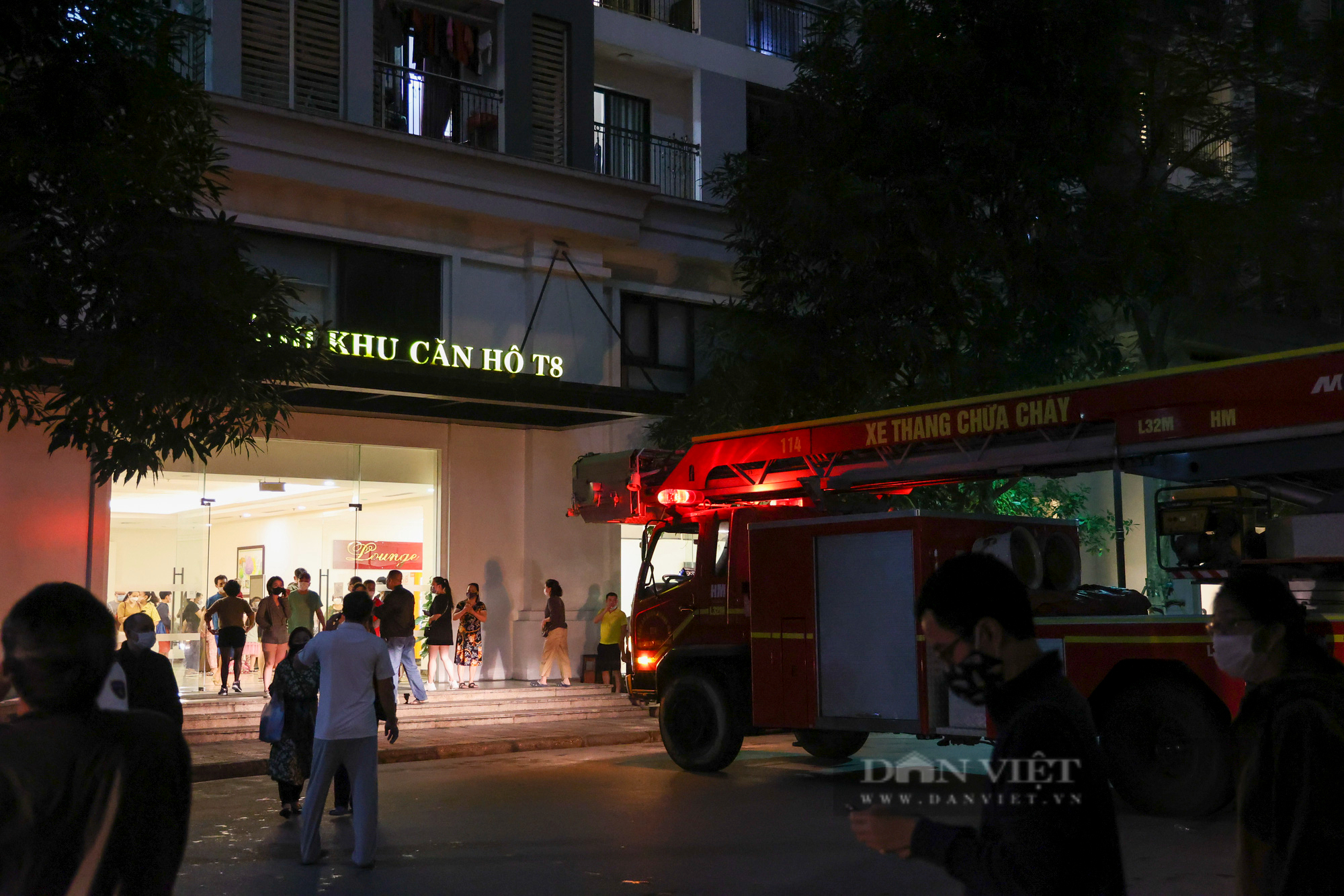Hà Nội: Cháy căn hộ tại tầng 15 Times City, hàng trăm cư dân hoảng hốt tháo chạy trong đêm - Ảnh 4.