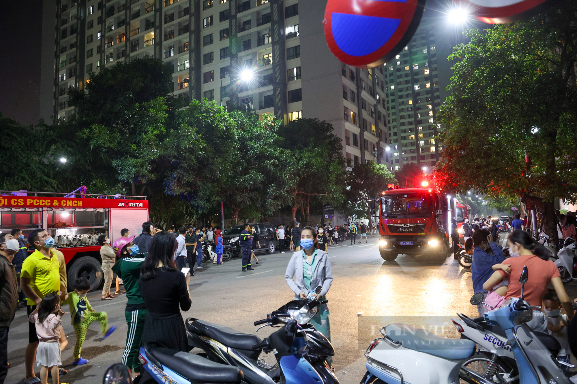 Hà Nội: Cháy căn hộ tại tầng 15 Times City, hàng trăm cư dân hoảng hốt tháo chạy trong đêm - Ảnh 7.