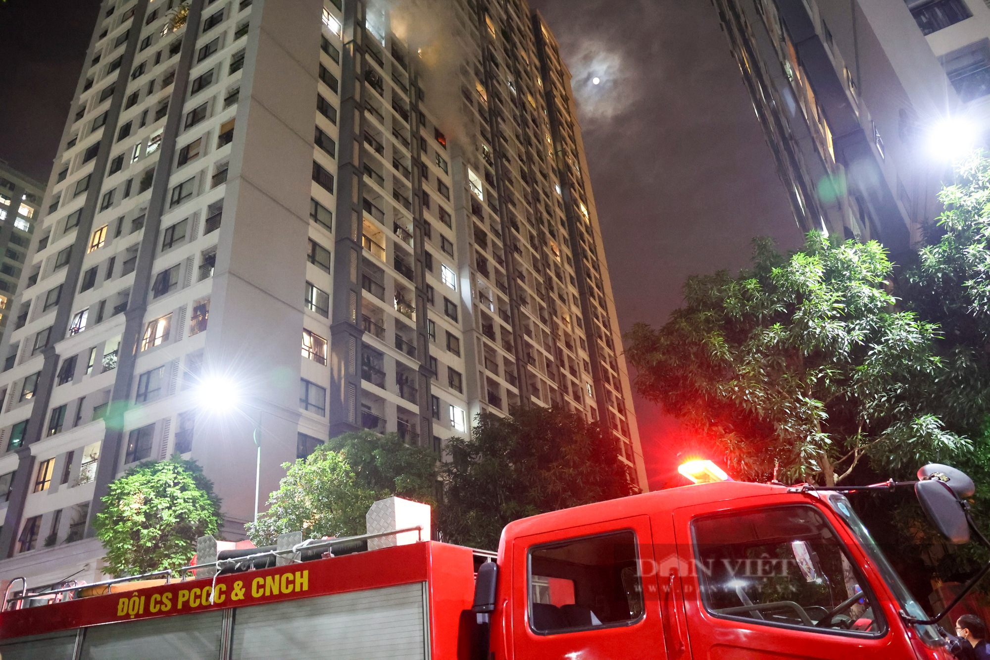 Hà Nội: Cháy căn hộ tại tầng 15 Times City, hàng trăm cư dân hoảng hốt tháo chạy trong đêm - Ảnh 2.