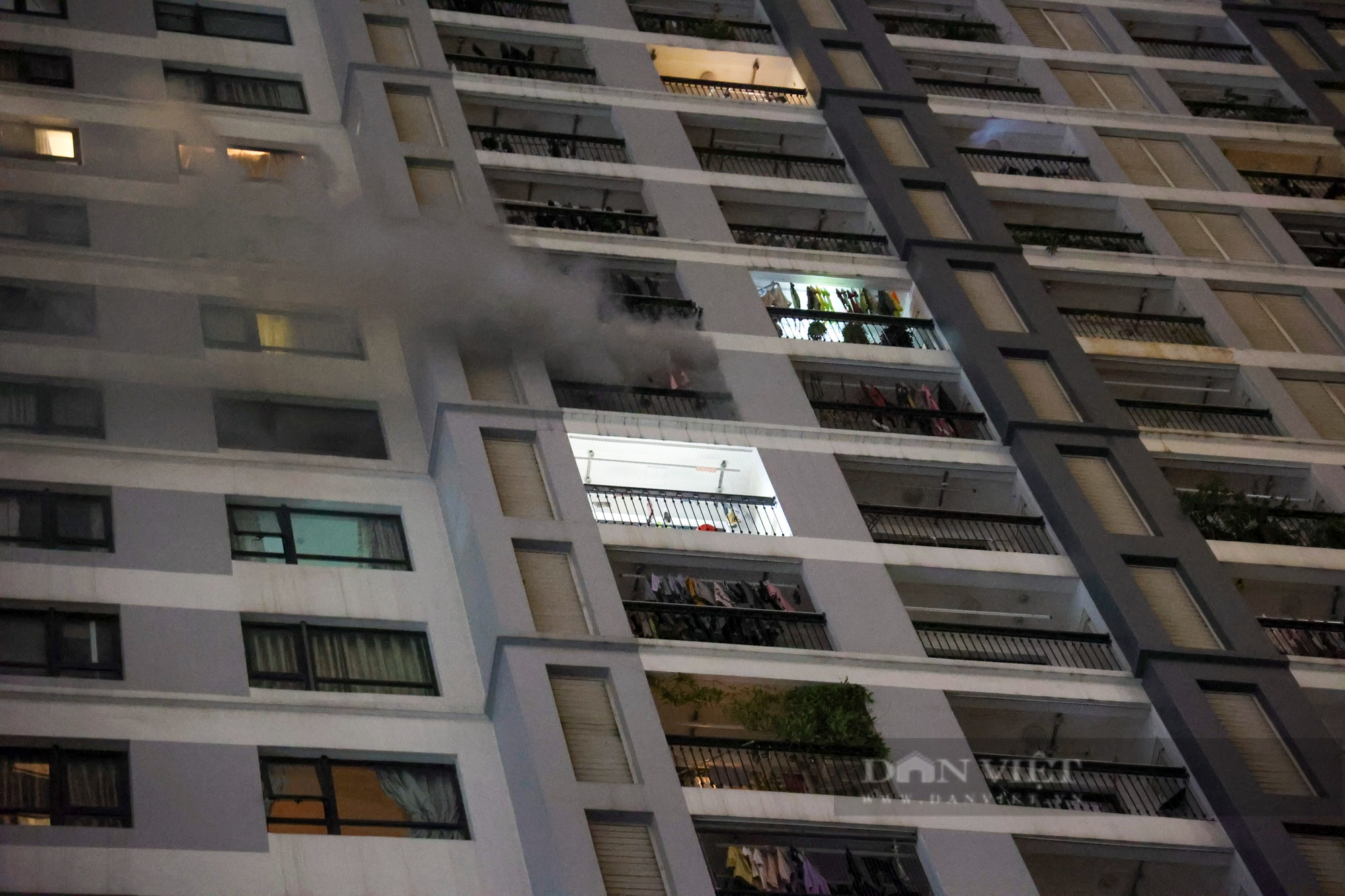 Hà Nội: Cháy căn hộ tại tầng 15 Times City, hàng trăm cư dân hoảng hốt tháo chạy trong đêm - Ảnh 3.