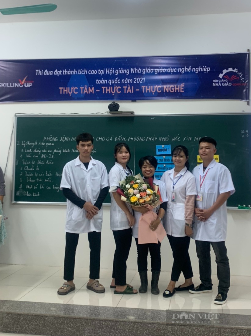 Sinh viên chúc mừng cô Loan với chiến thắng giải ba tại Hội giảng Nhà giáo giáo dục nghề nghiệp toàn quốc năm 2021