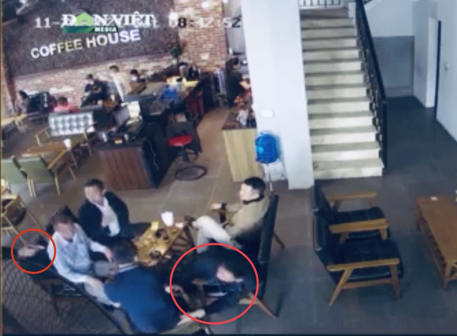 Khẩu súng đối tượng dùng bắn vào người giám đốc doanh nghiệp trong quán cà phê ở Vinh - Ảnh 2.