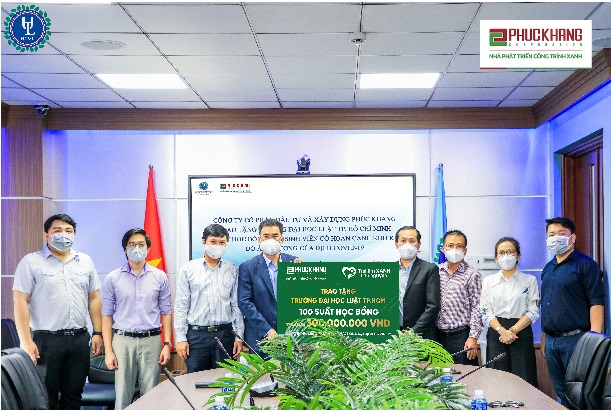Phuc Khang Corporation trao 100 suất học bổng trị giá 300 triệu: Đồng hành cùng sinh viên khó khăn Trường ĐH Luật TP.HCM - Ảnh 1.