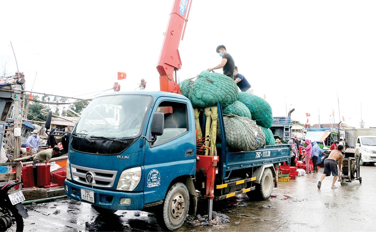 Xăng dầu tăng giá, ngư dân TT-Huế đi đánh cá trong trăm ngàn khó khăn - Ảnh 2.