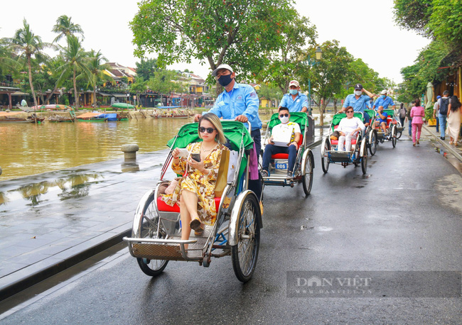 Ảnh ấn tượng tuần: Du khách quốc tế tới Hội An và cảnh vắng vẻ ngày đầu tàu Cát Linh - Hà Đông bán vé - Ảnh 1.