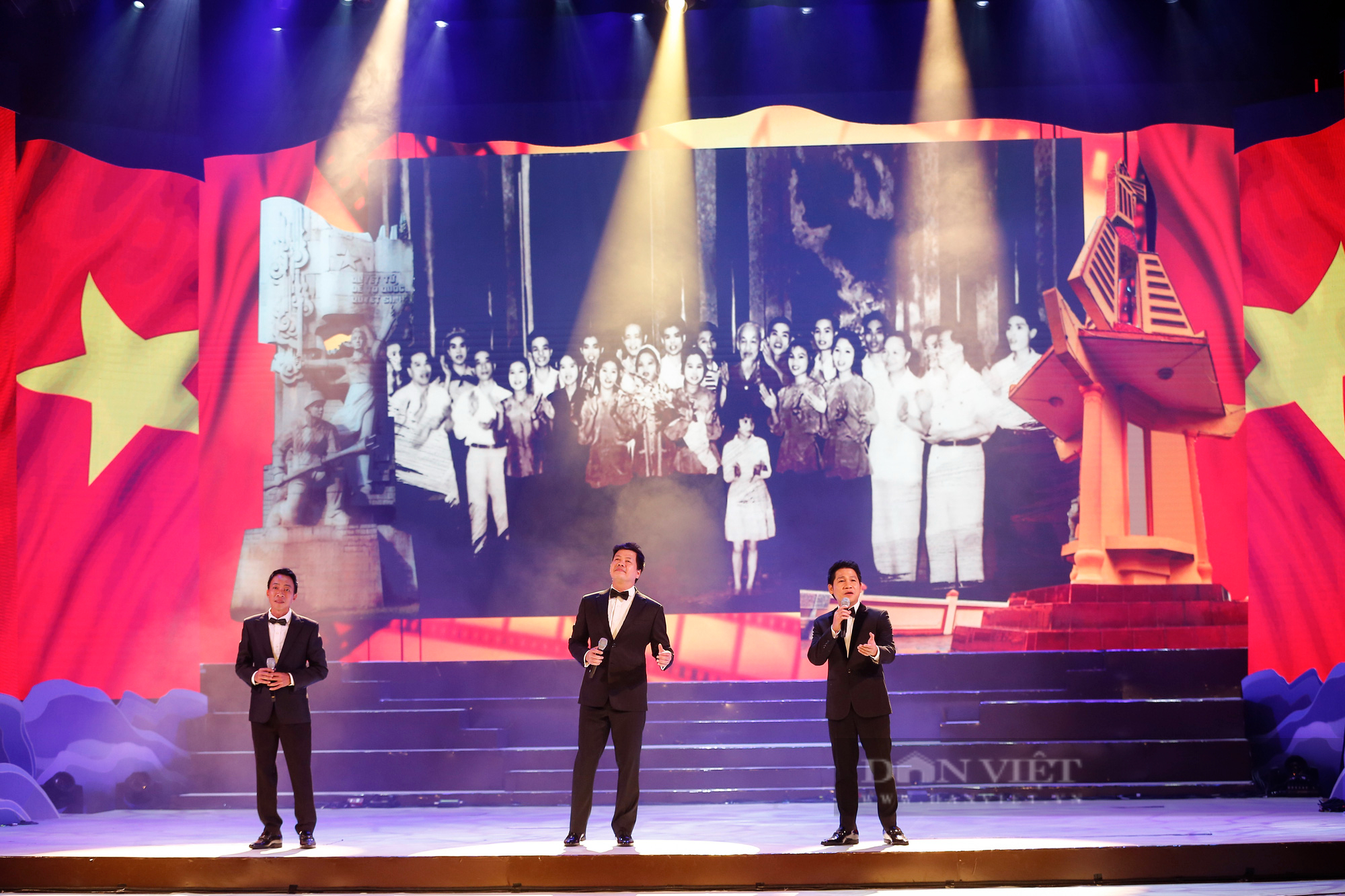 Thủ tướng Phạm Minh Chính dự chương trình nghệ thuật đặc biệt ''Niềm tin và khát vọng'' - Ảnh 13.
