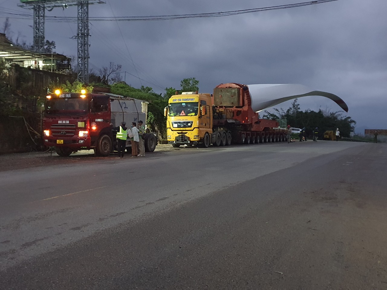 Báo động xe chở thiết bị điện gió vi phạm khoảng cách, gây phóng điện cực kỳ nguy hiểm - Ảnh 1.