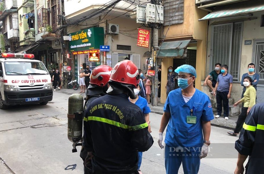 Hà Nội: Nghi mâu thuẫn với hàng xóm tẩm xăng đốt nhà, người đàn ông bỏng nặng nhập viện cấp cứu - Ảnh 3.
