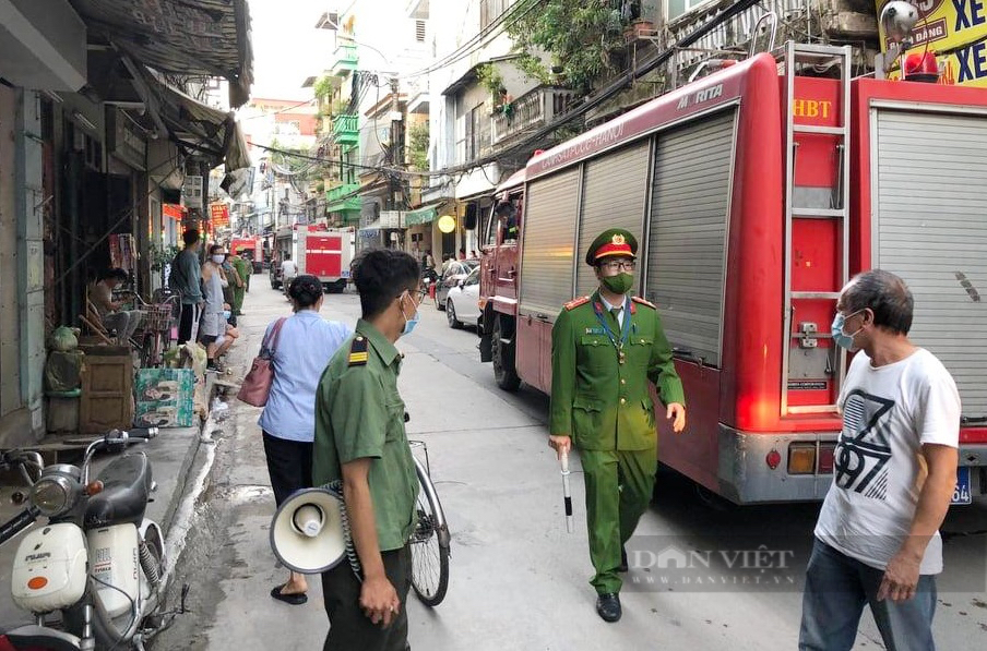 Hà Nội: Nghi mâu thuẫn với hàng xóm tẩm xăng đốt nhà, người đàn ông bỏng nặng nhập viện cấp cứu - Ảnh 2.