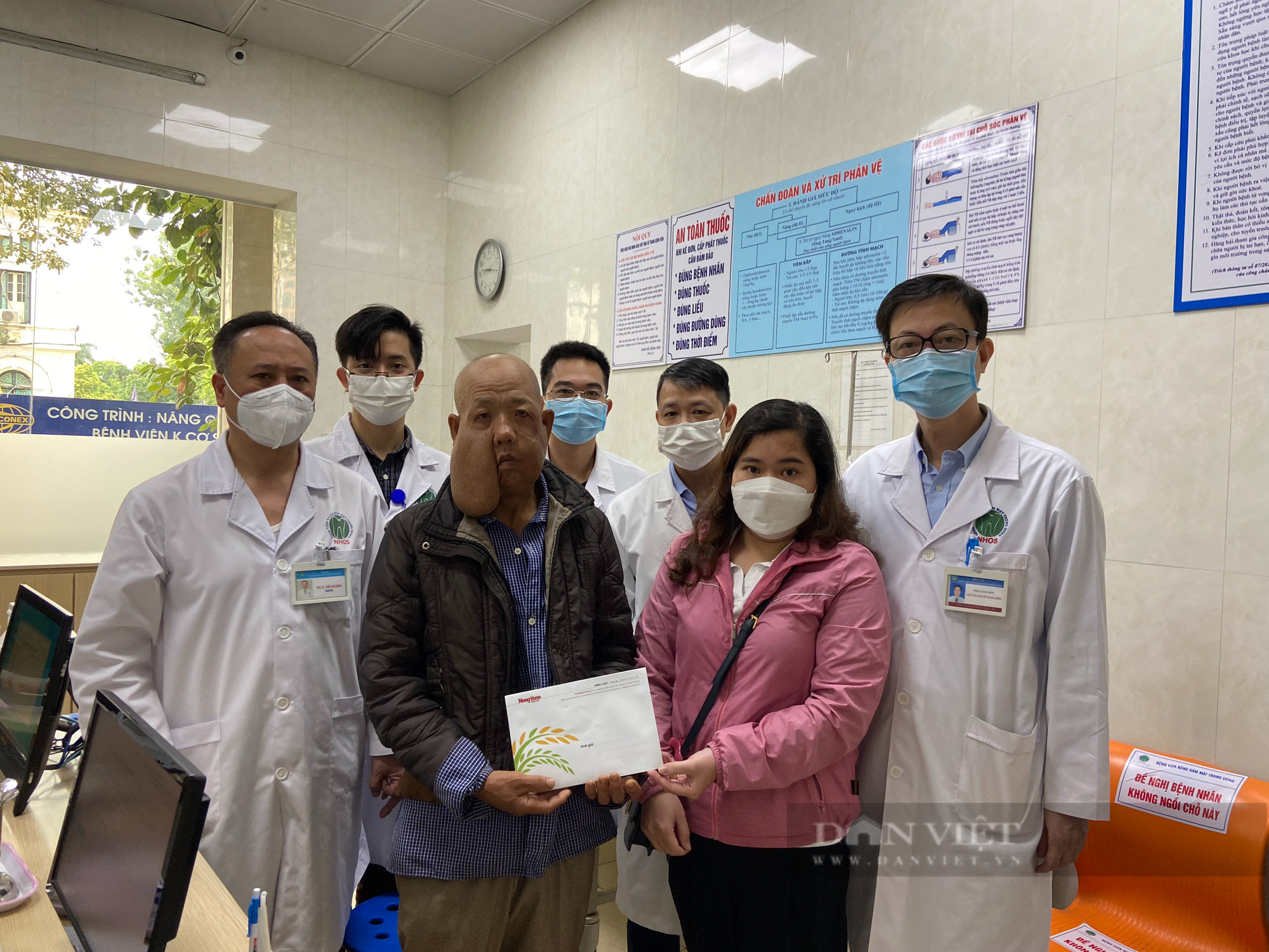 Báo NTNN/Điện tử Dân Việt trao hỗ trợ của bạn đọc đến người đàn ông có khối u kì dị - Ảnh 4.