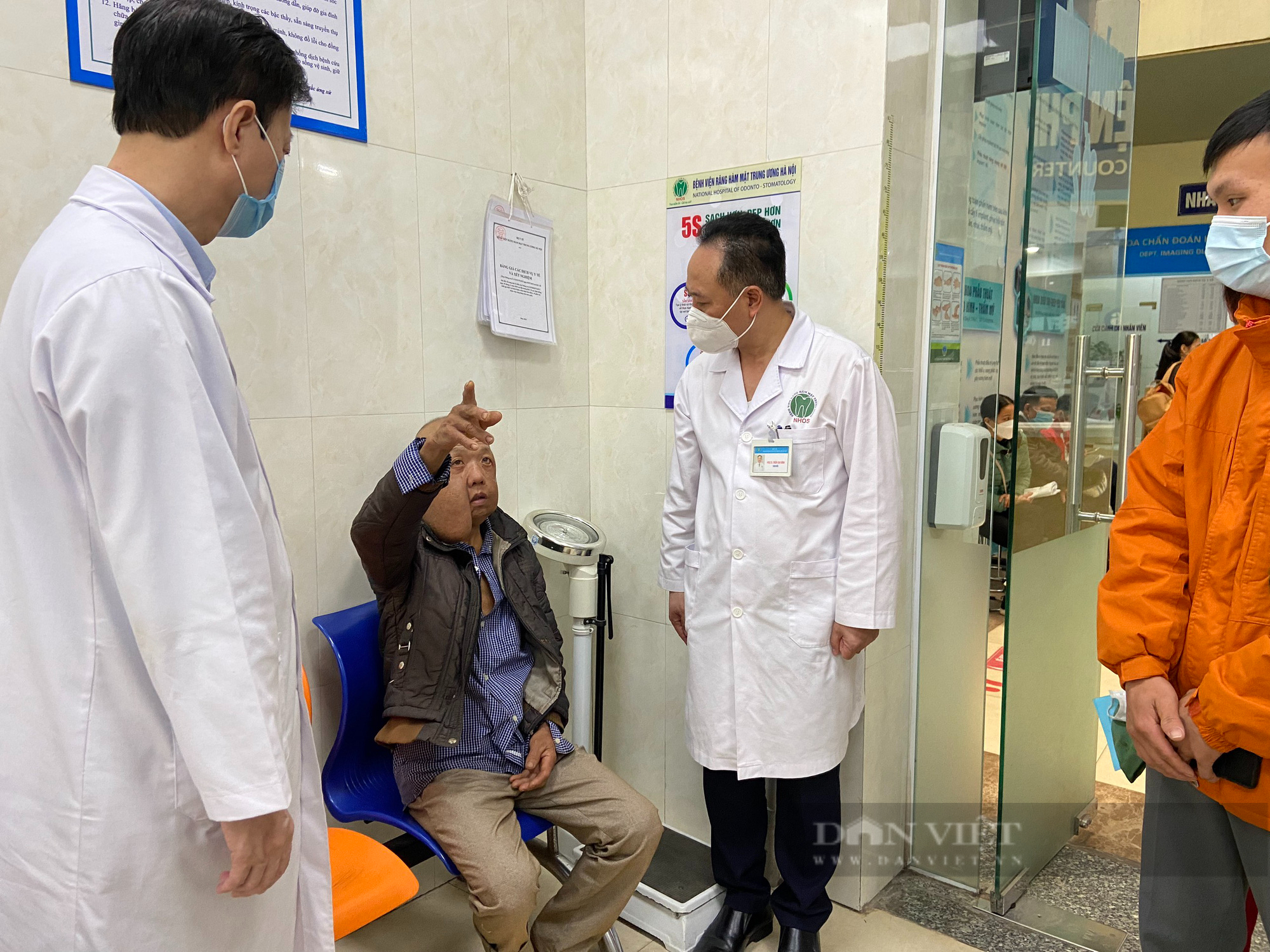 Báo NTNN/Điện tử Dân Việt trao hỗ trợ của bạn đọc đến người đàn ông có khối u kì dị - Ảnh 1.