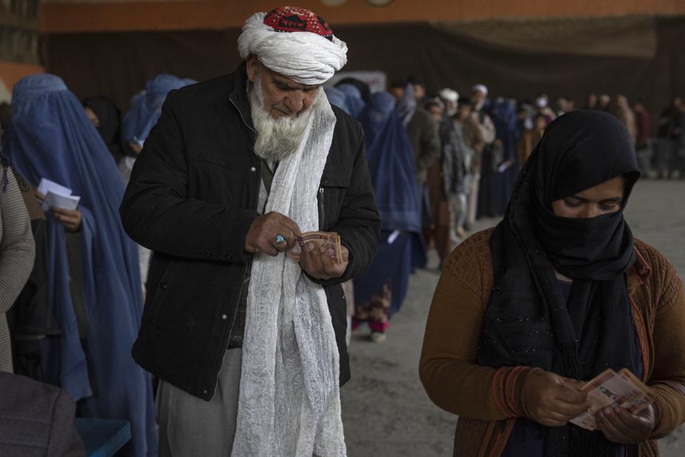 Mất việc hàng loạt, người dân Afghanistan lâm vào cảnh khốn cùng - Ảnh 2.