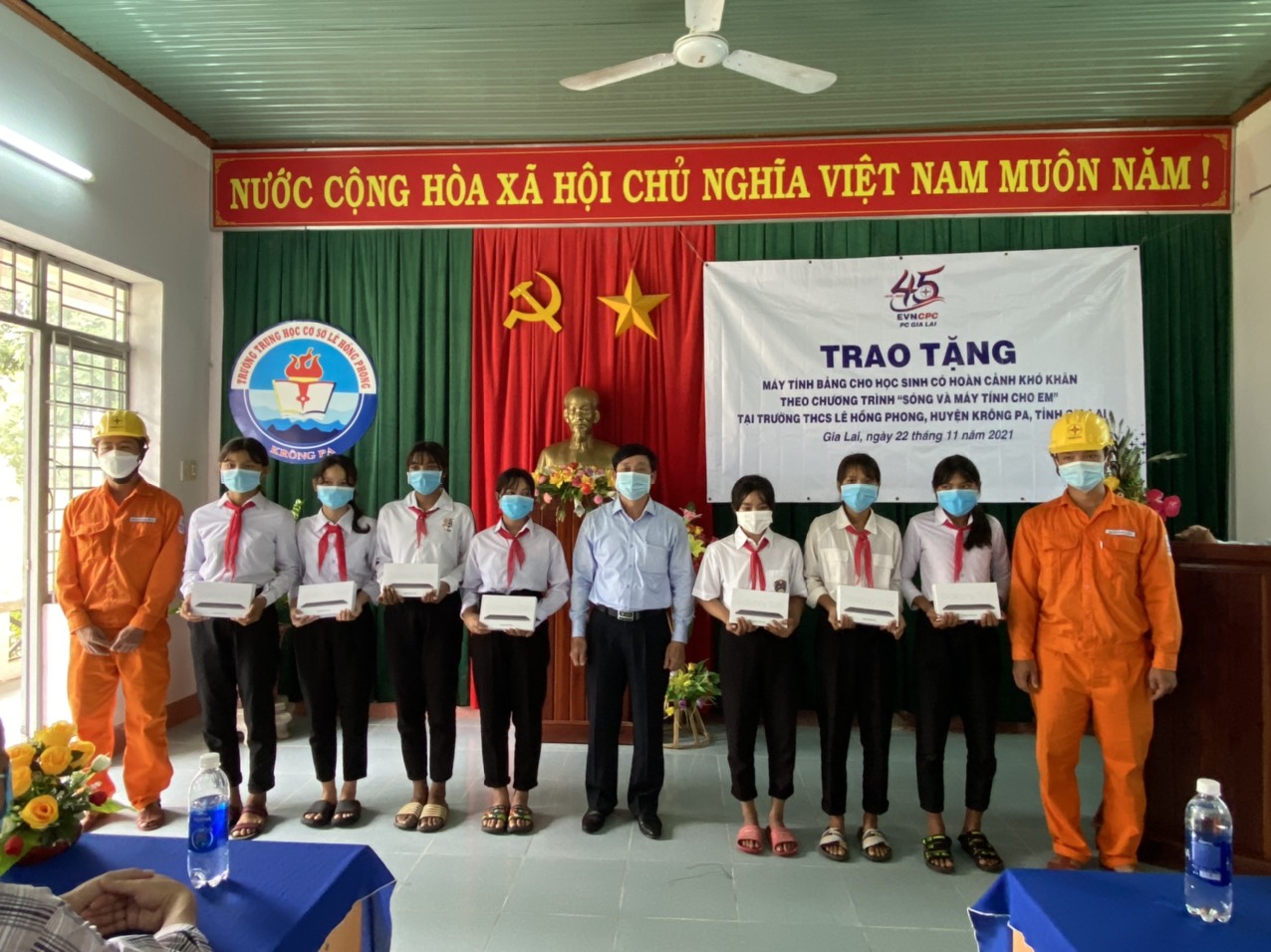 PC Gia Lai: Trao tặng 30 máy tính bảng cho học sinh từ chương trình &quot;Sóng và máy tính cho em&quot; - Ảnh 2.