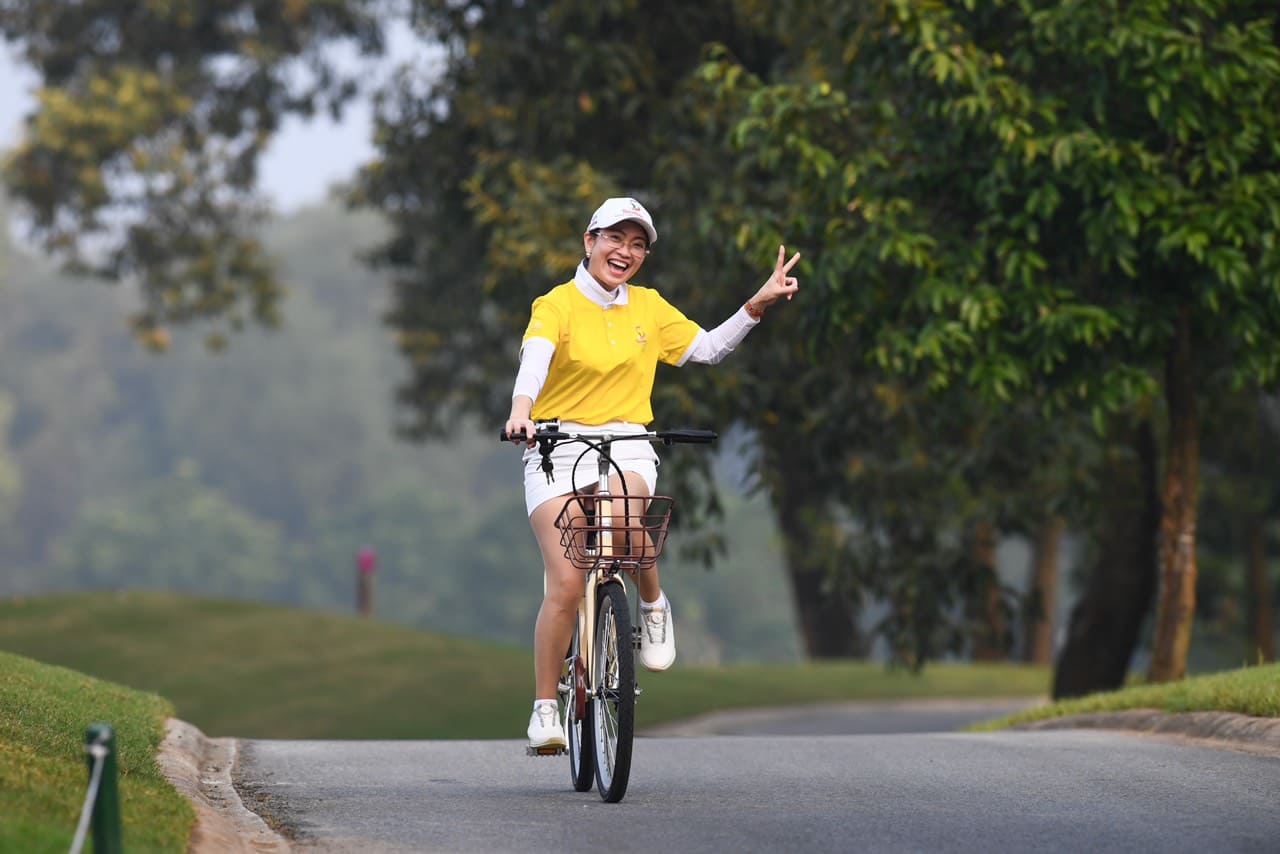 Ngắm chân dài Thanh Tú thả dáng bên xe đạp trợ lực điện Wiibike tại sân Golf Đồng Mô - Ảnh 5.