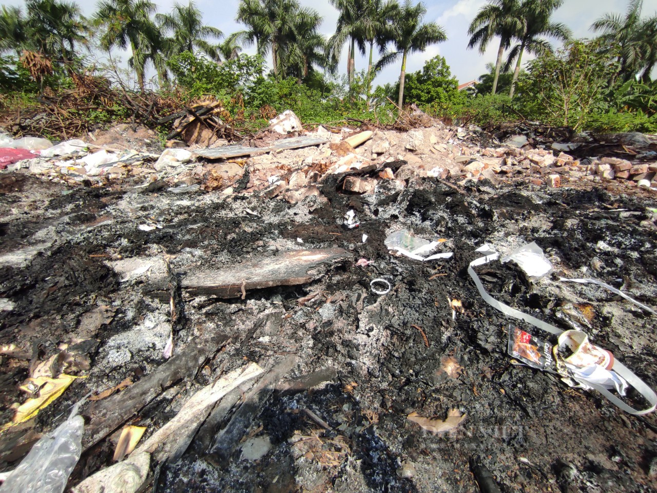 Hà Nội: Xuất hiện nhiều bãi rác tự phát gây ô nhiễm môi trường quanh làng Ngọc Hồi - Ảnh 5.