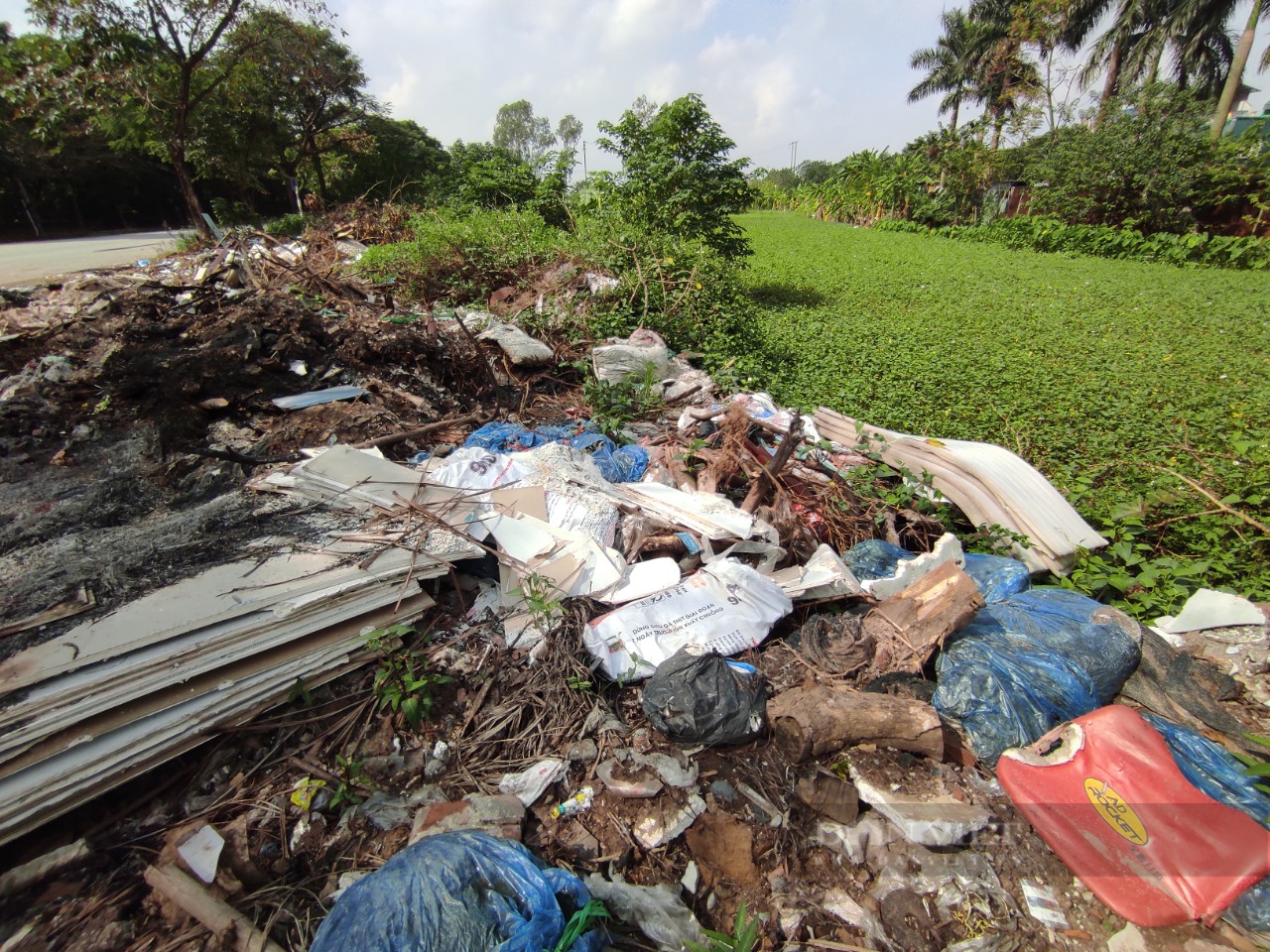 Hà Nội: Xuất hiện nhiều bãi rác tự phát gây ô nhiễm môi trường quanh làng Ngọc Hồi - Ảnh 3.