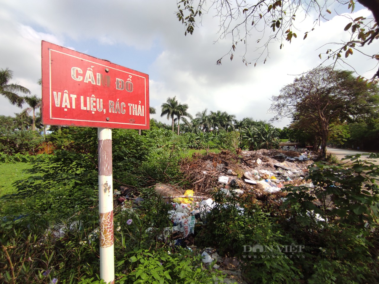 Hà Nội: Xuất hiện nhiều bãi rác tự phát gây ô nhiễm môi trường quanh làng Ngọc Hồi - Ảnh 2.