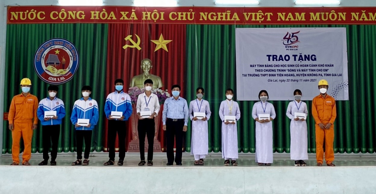 PC Gia Lai: Trao tặng 30 máy tính bảng cho học sinh từ chương trình &quot;Sóng và máy tính cho em&quot; - Ảnh 1.