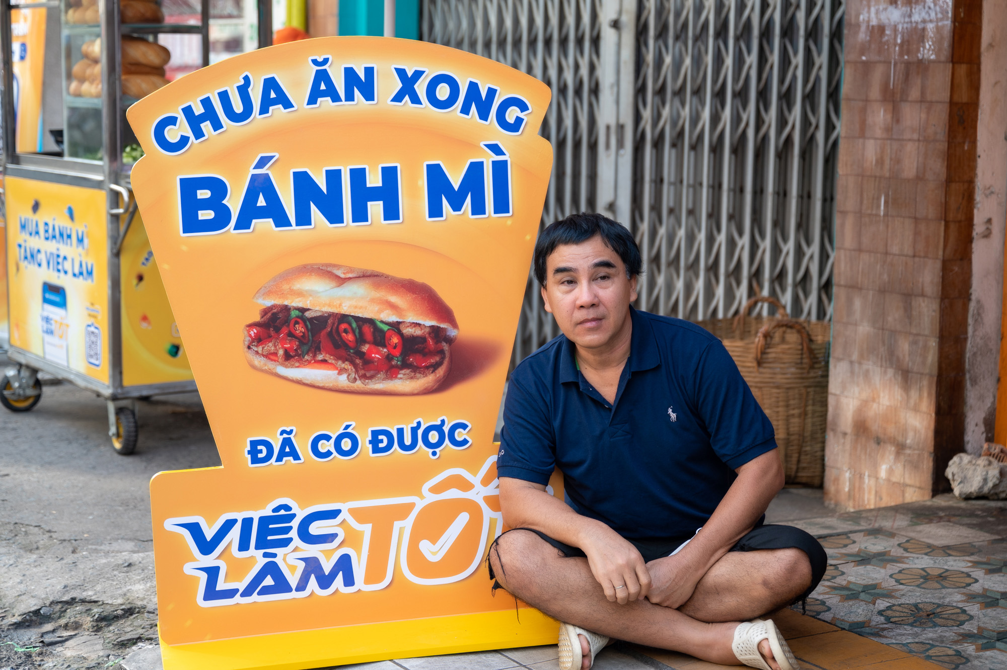 Quyền Linh đẩy xe bánh mì, tích cực tìm việc làm cho người nghèo  - Ảnh 1.