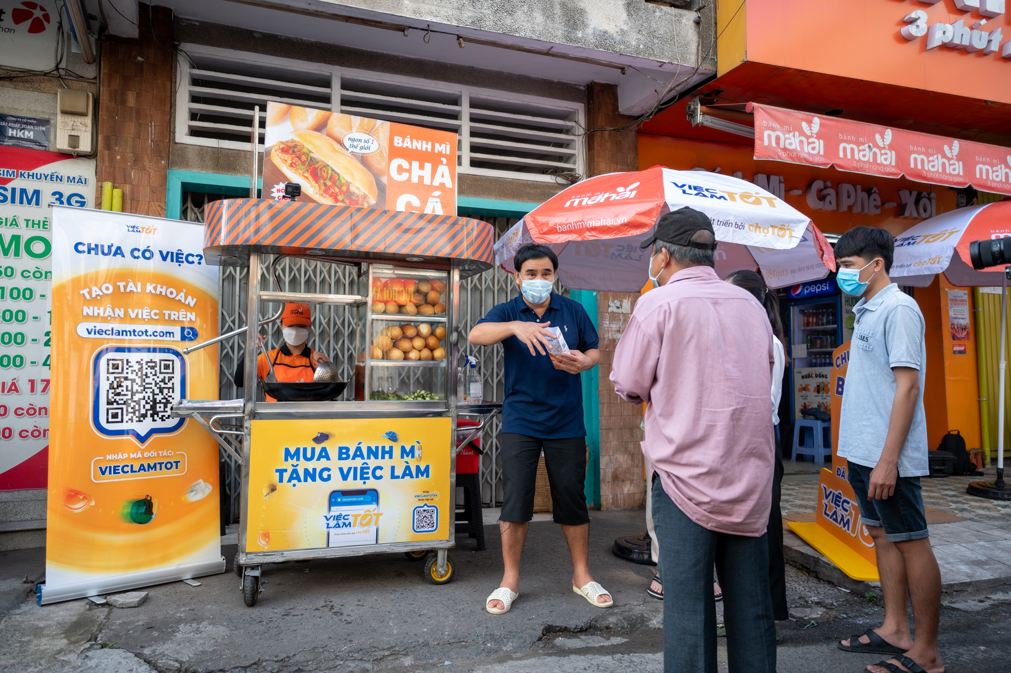 Quyền Linh đẩy xe bánh mì, tích cực tìm việc làm cho người nghèo  - Ảnh 2.