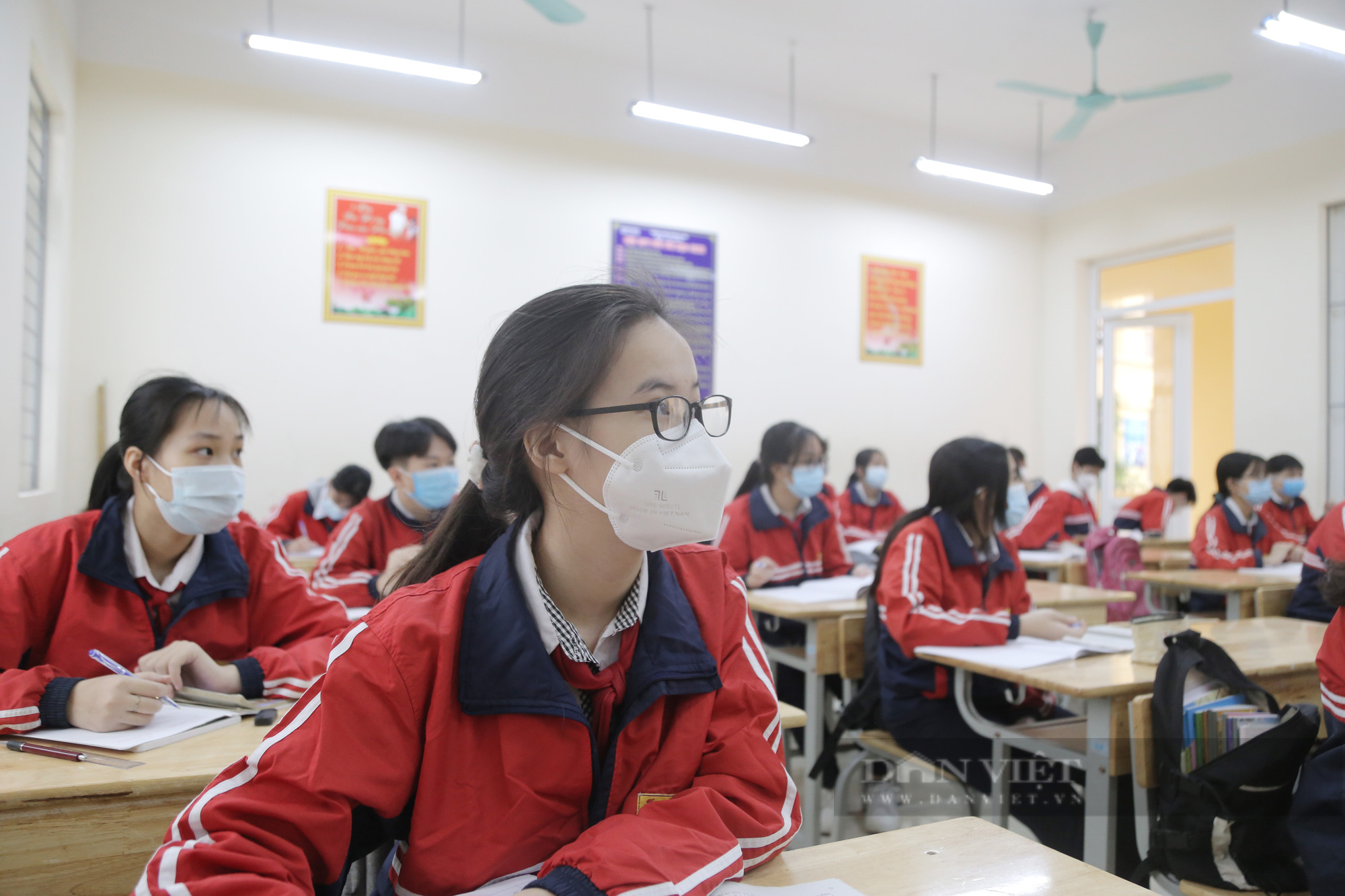 Sáng nay (22/11), học sinh một số nơi ở Hà Nội háo hức trong ngày đầu đi học lại - Ảnh 3.