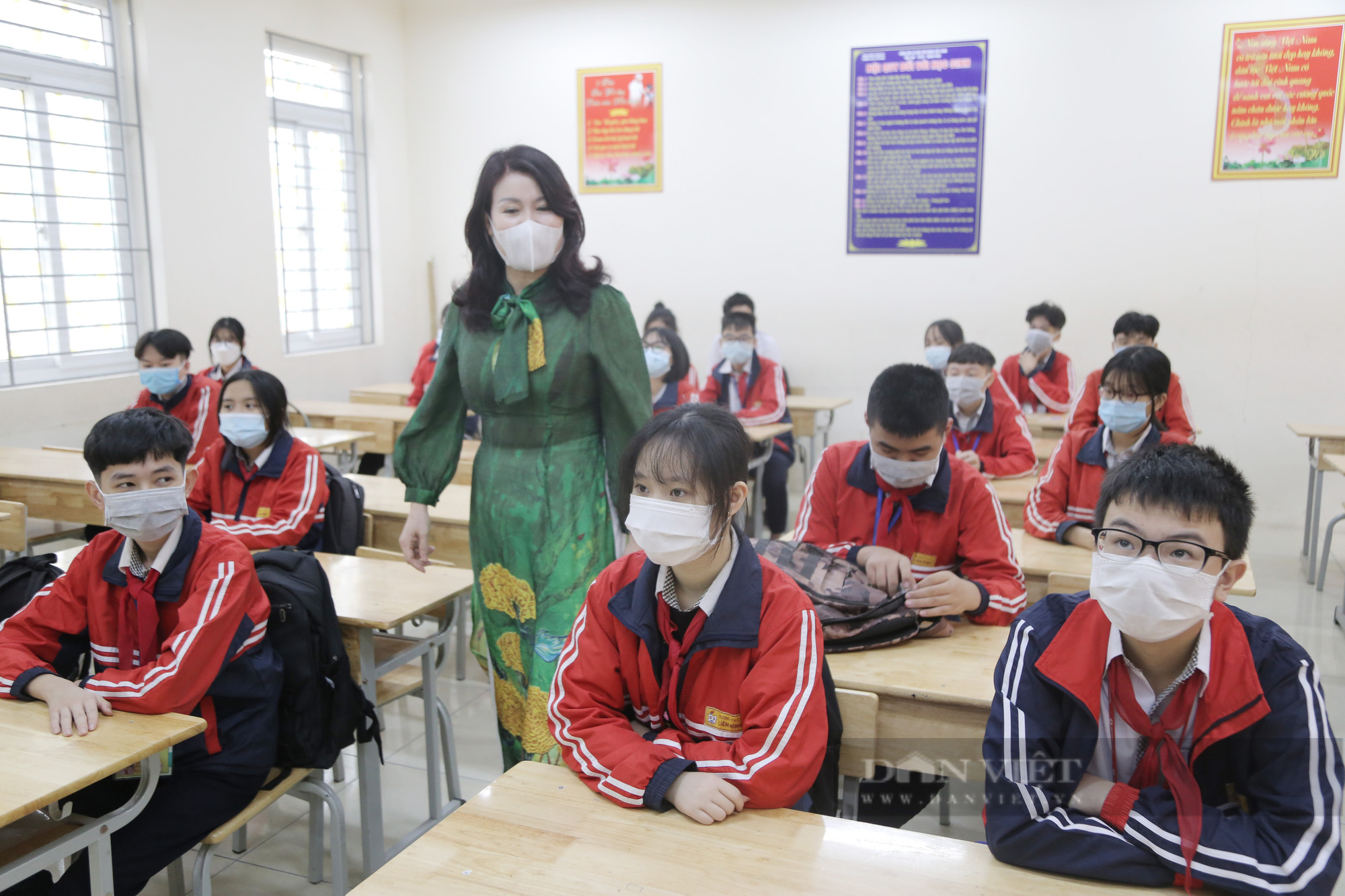 Sáng nay (22/11), học sinh một số nơi ở Hà Nội háo hức trong ngày đầu đi học lại - Ảnh 2.