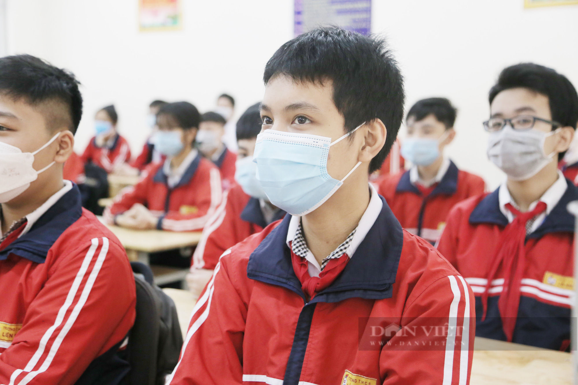 Học sinh THPT ở Hà Nội dự kiến sẽ đi học lại từ tháng 12 - Ảnh 2.